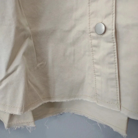 Cider long sleeve button down cream color blouse raw hem size L NWT - Picture 3 of 5